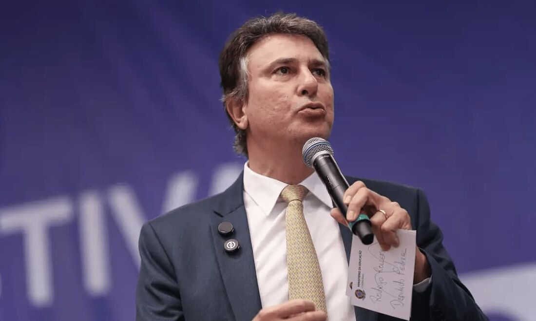 O ministro da Educação, Camilo Santana, pede calma a estudantes na véspera do Enem