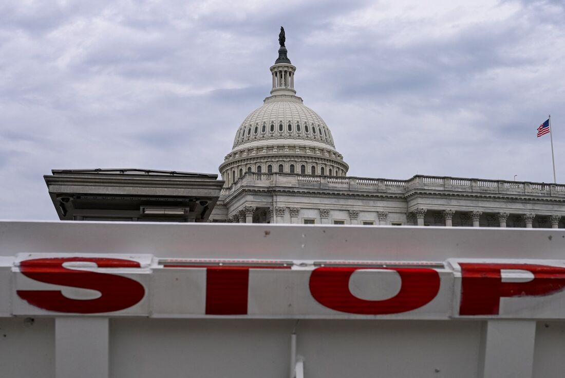 Um sinal de parada é visto em frente à cúpula do Capitólio dos EUA, em Washington, DC, em 30 de setembro de 2025. 