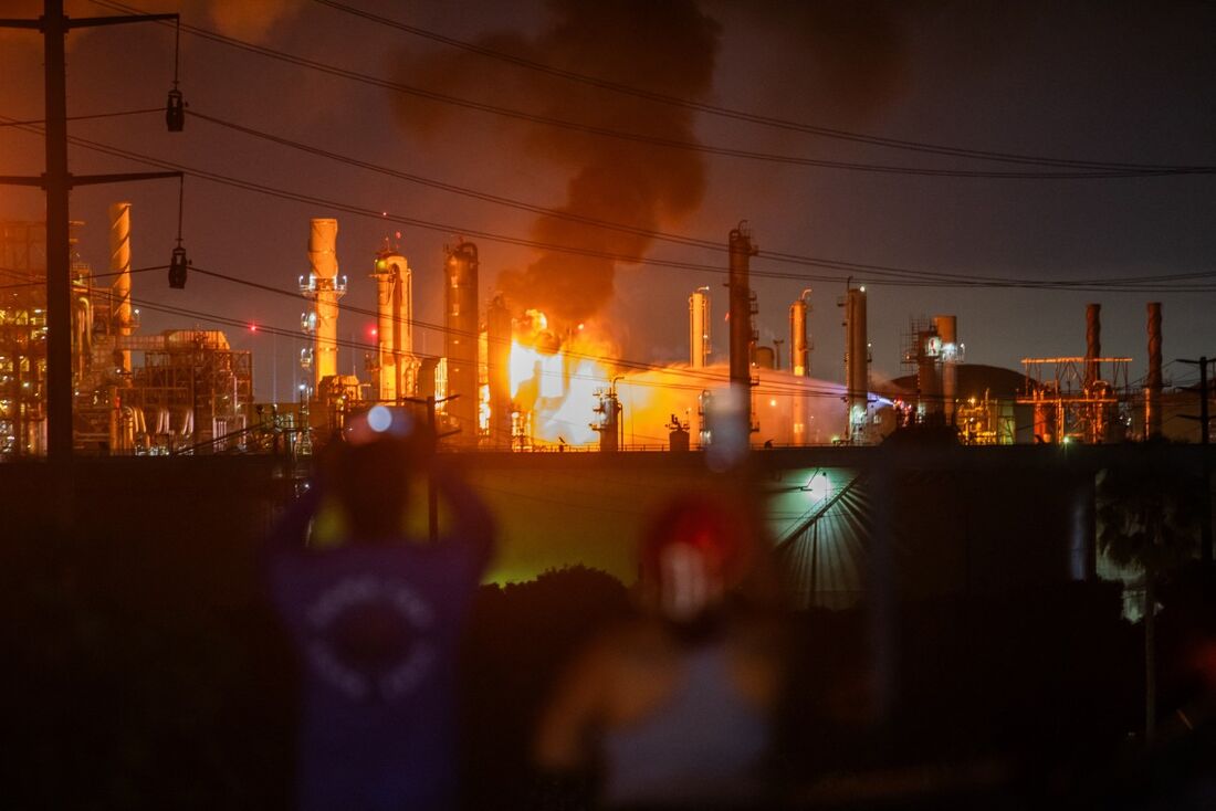 Incêndio atinge refinaria perto de Los Angeles, nos EUA