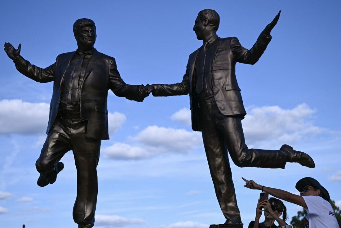 Estátua representando o presidente dos EUA, Donald Trump, e Jeffrey Epstein de mãos dadas perto do Capitólio dos EUA em 2 de outubro de 2025, em Washington, D.C.