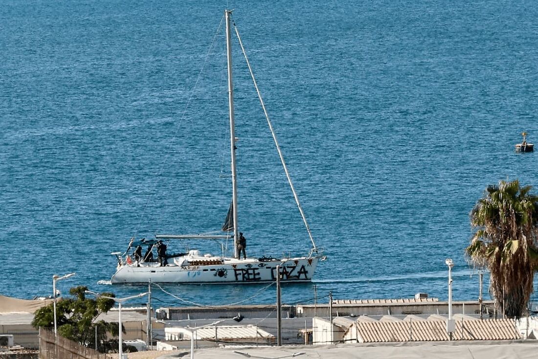 Um barco da Flotilha Global Sumud, interceptado pelas forças israelenses no mar Mediterrâneo, próximo às águas da Faixa de Gaza