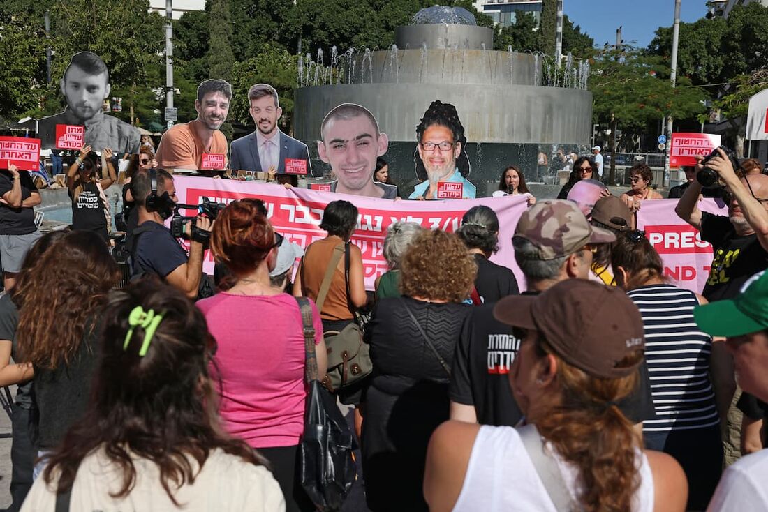 Famílias de reféns tentam manter a esperança 