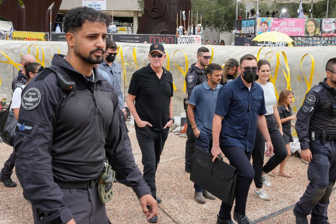 srael começa a transferir prisioneiros palestinos em preparação para a troca de reféns em Gaza