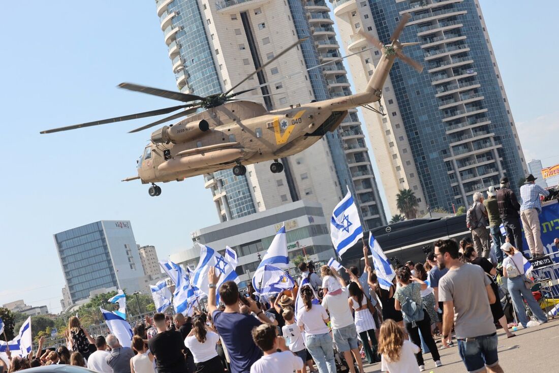 Helicóptero israelense transporta reféns para o hospital 