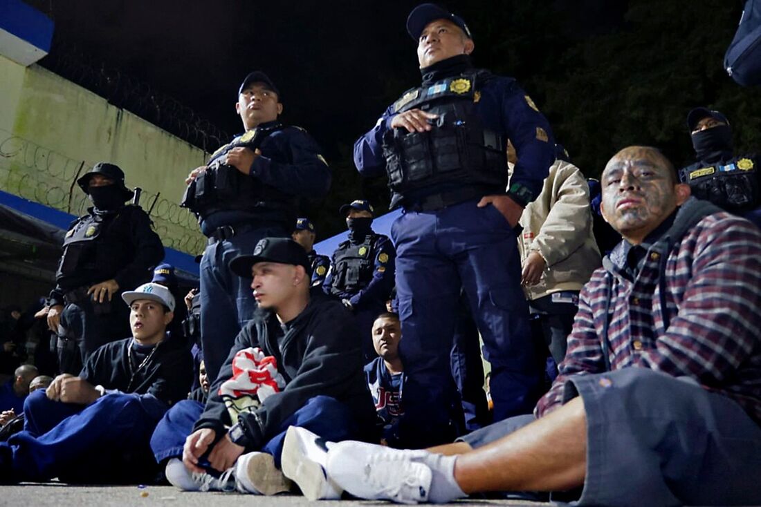 Membros da gangue Mara 18 durante uma operação na prisão Fraijanes II, na Cidade da Guatemala, em 11 de outubro de 2025.