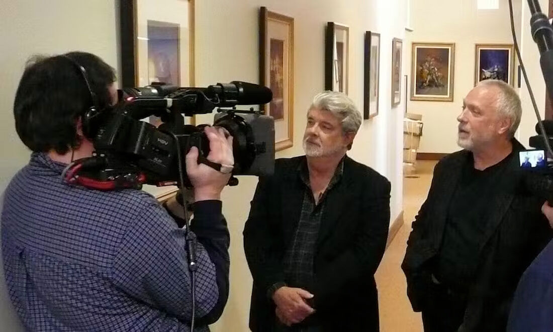 Drew Struzan (à direita) acompanha entrevista de George Lucas sobre sua obra, para documentário 