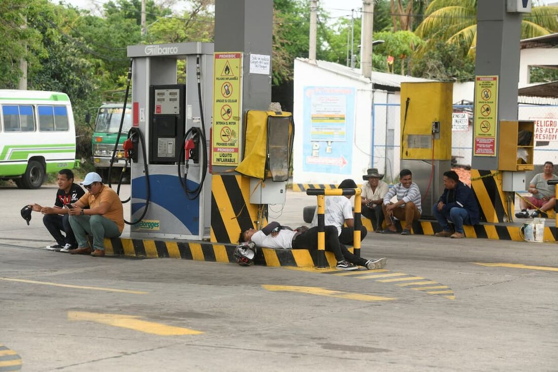 Motoristas esperam para reabastecer em um posto de gasolina em Santa Cruz, Bolívia, em 13 de outubro de 2025.
