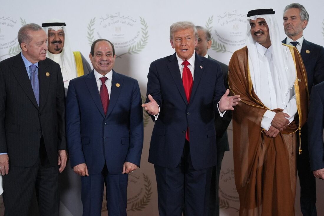 O presidente turco, Recep Tayyip Erdogan, o presidente egípcio, Abdel Fattah al-Sisi, o presidente americano, Donald Trump, e o emir do Catar, Cheikh Tamim ben Hamad al-Thani, e outros líderes posam para uma foto de família na cúpula de Gaza em Sharm El-S