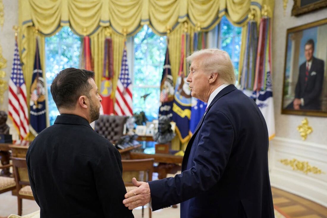O presidente dos EUA, Donald Trump (à direita), conversa com o presidente da Ucrânia, Volodymyr Zelensky (à esquerda), no Salão Oval da Casa Branca