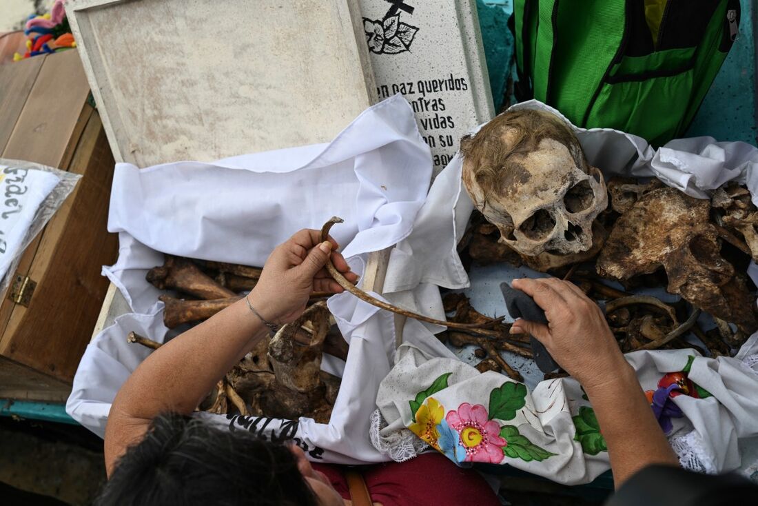 Antes do Dia dos Mortos, parentes limpam ossos de familiares já falecidos no México