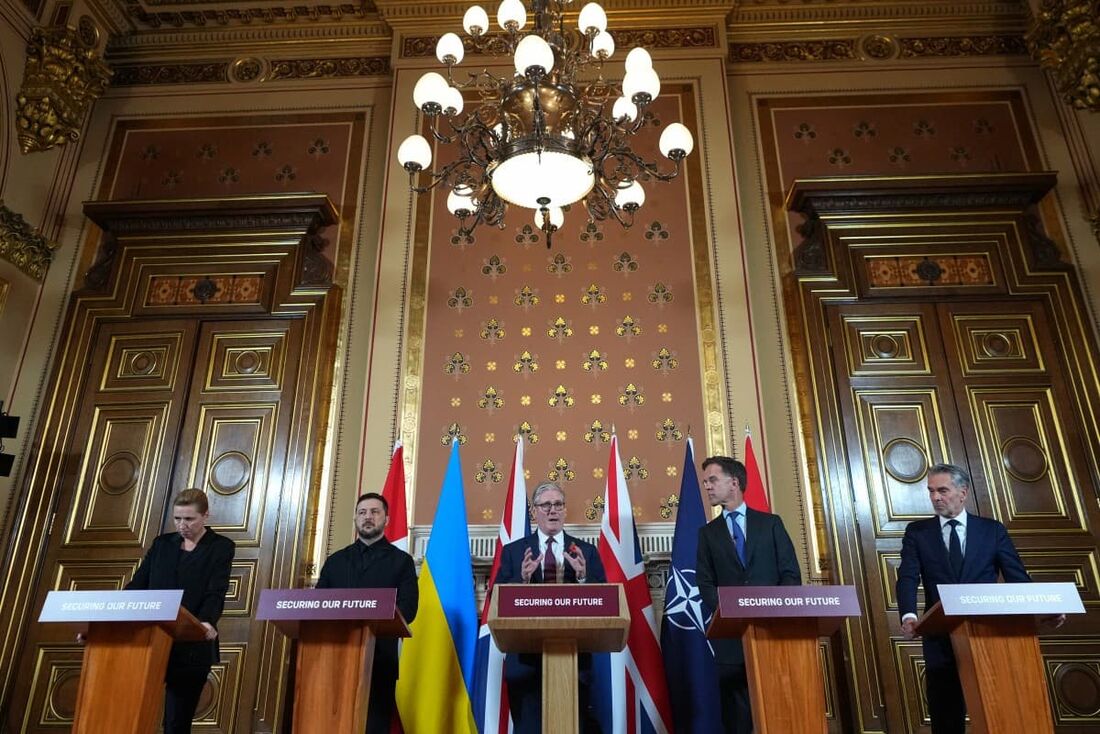 A primeira-ministra da Dinamarca, Mette Frederiksen, o presidente da Ucrânia, Volodymyr Zelensky, o primeiro-ministro britânico, Keir Starmer, o secretário-geral da OTAN, Mark Rutte, e o primeiro-ministro holandês, Dick Schoof