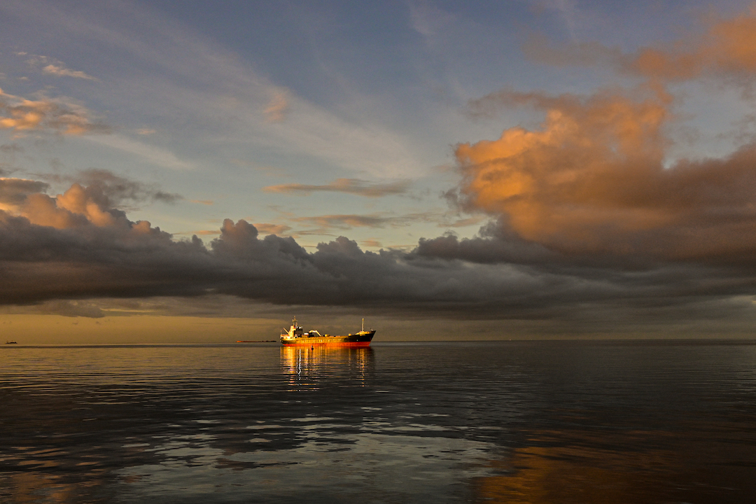 Forças americanas reportaram a destruição de pelo menos 14 embarcações supostamente usadas para o tráfico de drogas desde 2 de setembro, com um saldo de pelo menos 62 mortos. Especialistas questionam a legalidade desses ataques ao considerá-los execuções