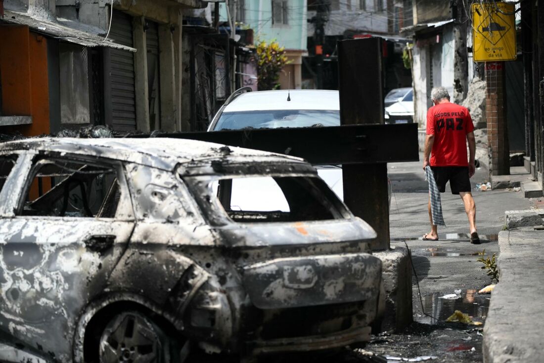 Pelo menos 2.500 agentes participaram de uma operação para prender traficantes de drogas do Comando Vermelho (CV)