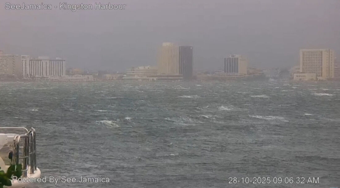 A Jamaica já está há horas sofrendo com enchentes e ventos extremos provocados por Melissa, um dos furacões mais fortes registrados no Atlântico de movimento lento e destrutivo