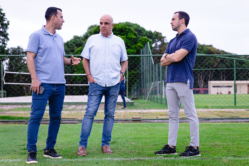 Thiago Gasparino, Yuri Romão e Enrico Ambrogini conversam no CT do Sport