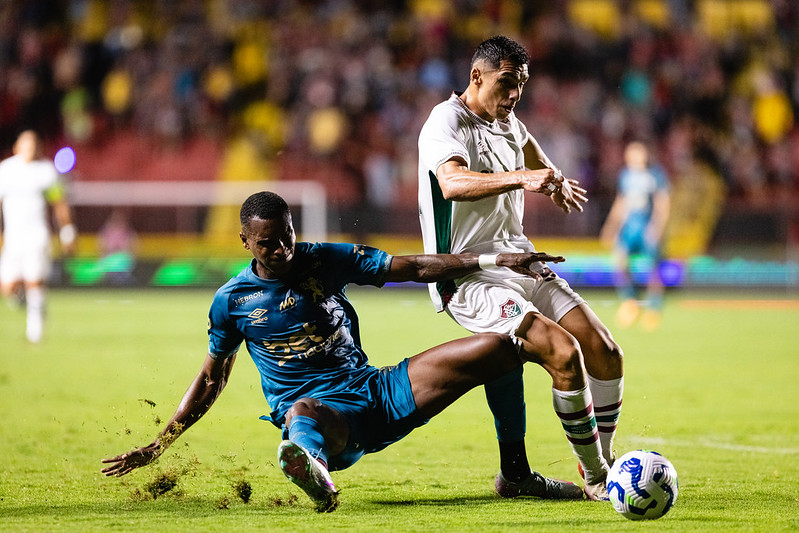 Matheus Alexandre disputa bola contra o Fluminense