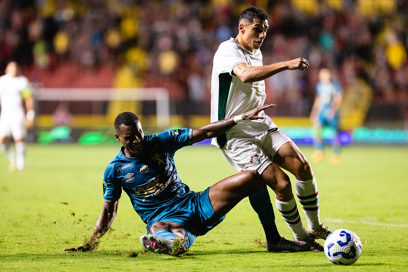Matheus Alexandre em ação contra o Fluminense