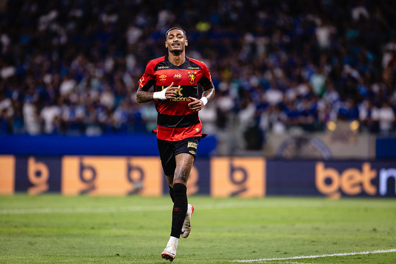 Derik celebra gol sobre o Cruzeiro