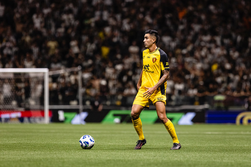 Rivera em ação contra o Atlético-MG, na Arena MRV