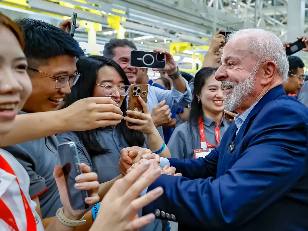 Presidente da República, Luiz Inácio Lula da Silva, durante visita à linha de montagem de veículos da BYD, na Bahia