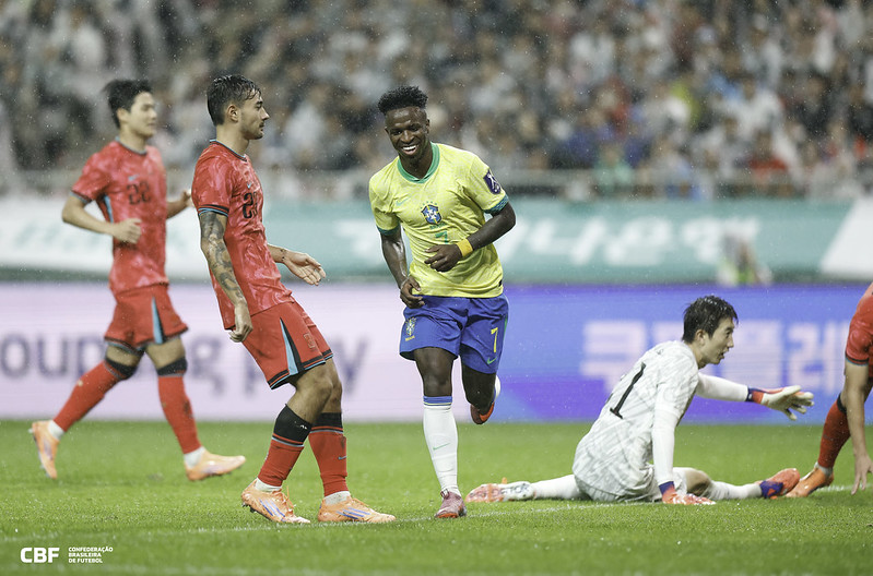 Vini Jr celebra o quinto gol do Brasil sobre a Coreia do Sul