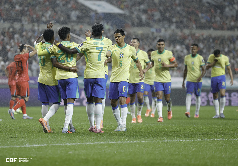 Jogadores do Brasil comemoram gol sobre a Coreia do Sul