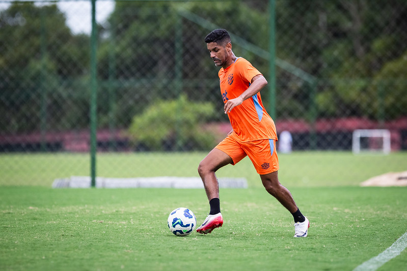 Aderlan durante treino no CT do Sport