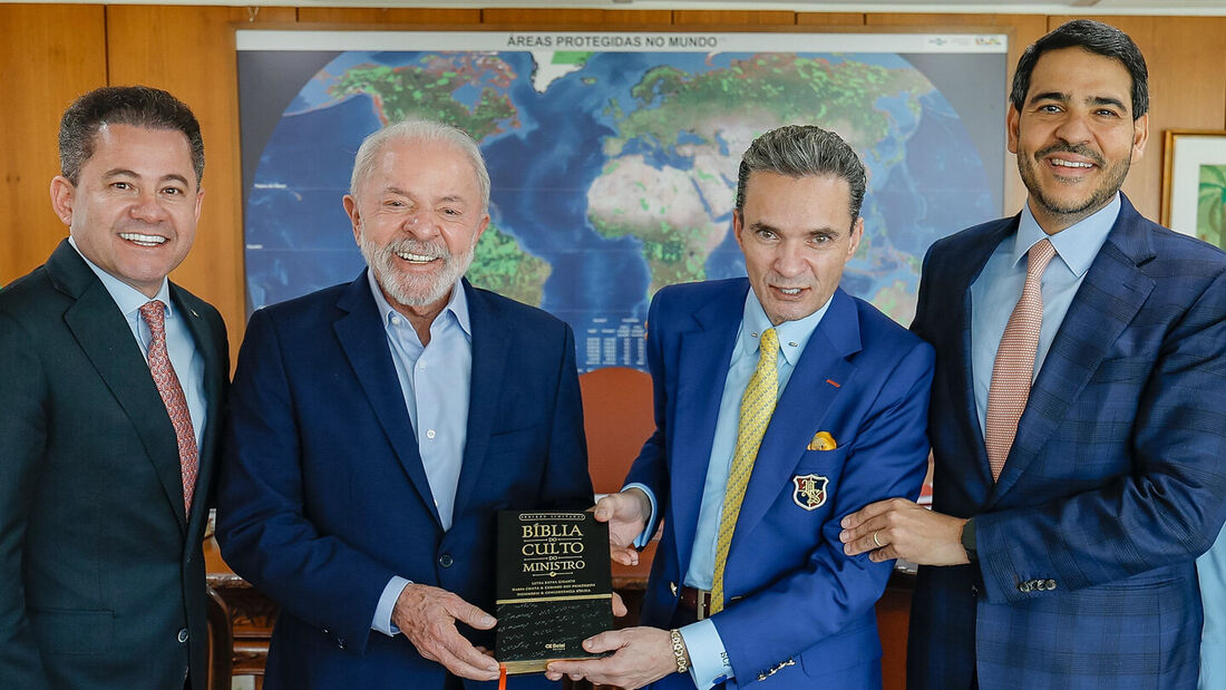 Presidente da República, Luiz Inácio Lula da Silva, recebeu no Palácio do Planalto o Bispo Samuel Ferreira, o advogado-geral da União Jorge Messias, e o Deputado Federal Cezinha de Madureira