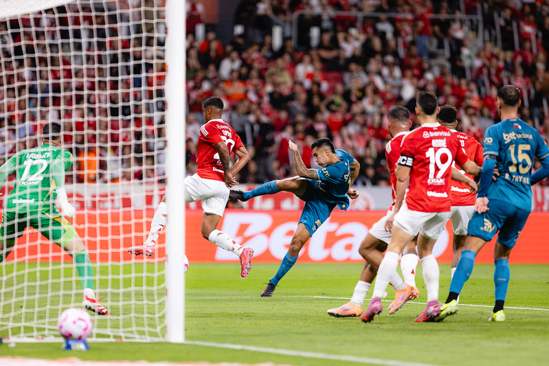 Rivera tenta finalização contra o Internacional