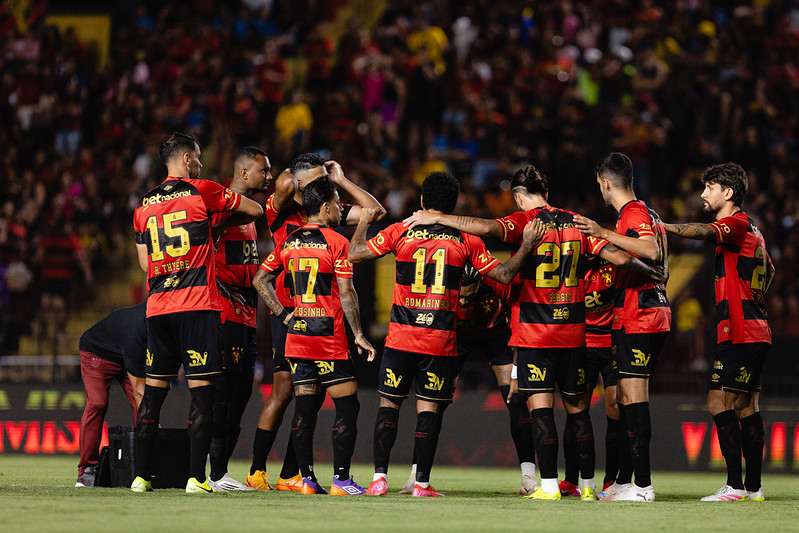 Time do Sport reunido no gramado da Ilha do Retiro