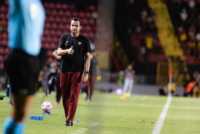 Daniel Paulista durante jogo com Mirassol
