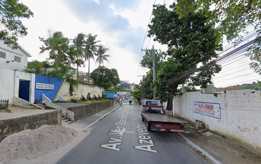 Uma mulher que estava no ônibus foi atingida de raspão e socorrida para uma unidade de saúde