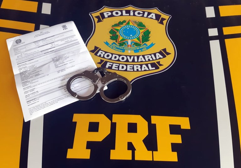 Foragido da Justiça estava em um carro abordado durante fiscalização da PRF na BR-232