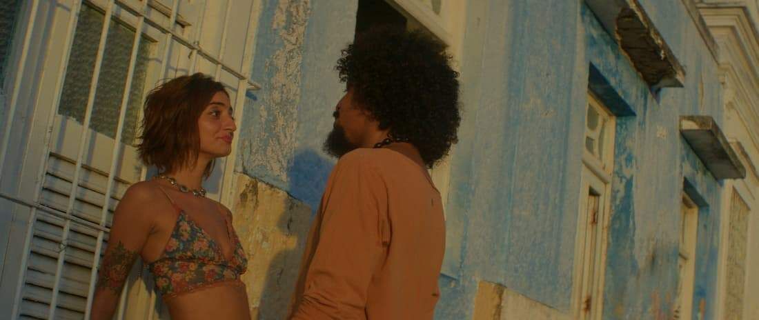 Em meio às contradições do Recife, Jeová vive entre a poesia e o relacionamento com Maria Suzanne