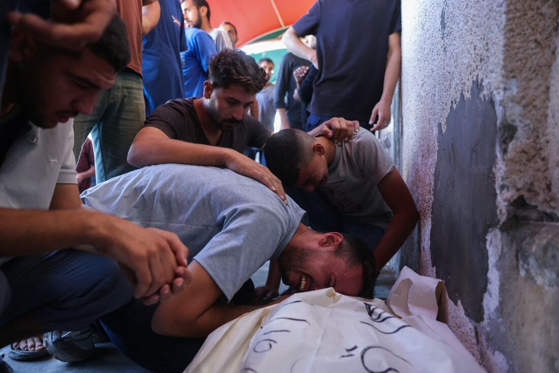 Bombardeios israelenses em Gaza deixam pelo menos 13 mortos, incluindo um membro do MSF