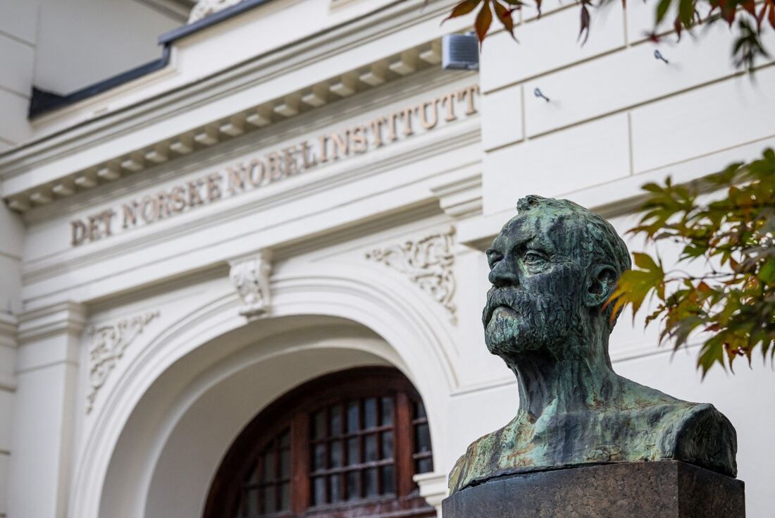 ) Um busto do químico, engenheiro, inventor, empresário e filantropo sueco Alfred Nobel (1833-1896) é fotografado do lado de fora do Instituto Nobel Norueguês em Oslo, Noruega