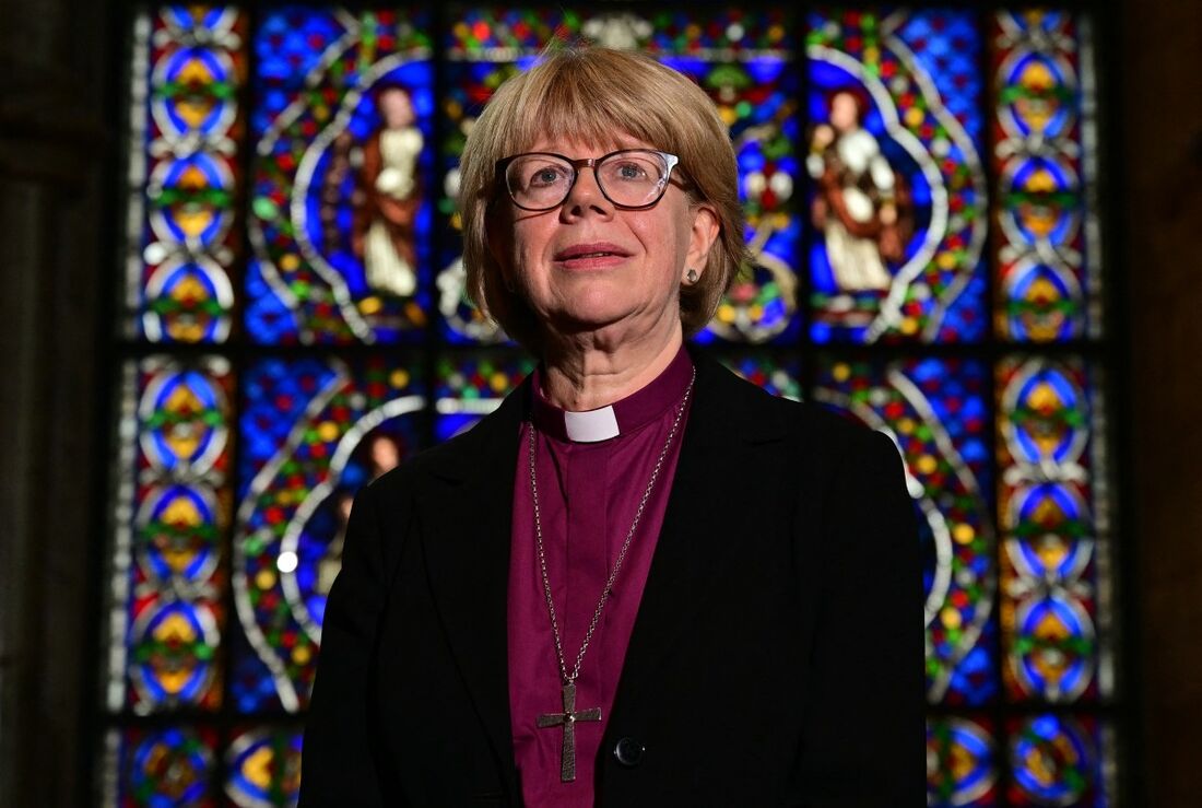 Sarah Mullally, a primeira mulher nomeada chefe da Igreja Anglicana