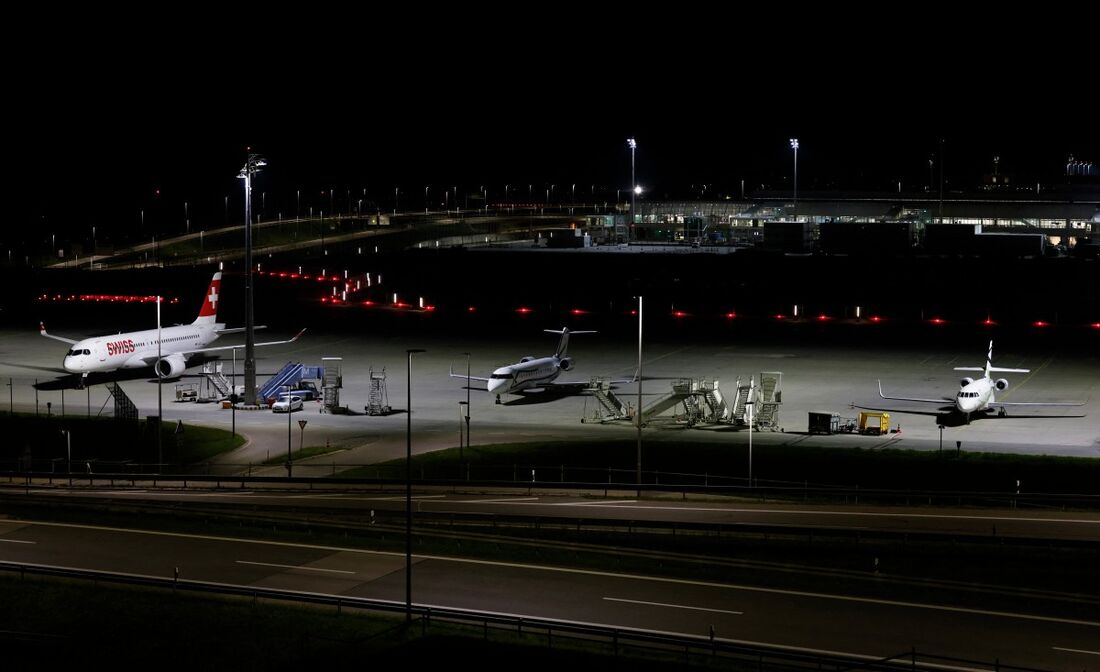 Aviões aterrados no Aeroporto Internacional de Munique, sul da Alemanha, no início de 4 de outubro de 2025 , após relatos de avistamentos de drones terem forçado o fechamento do aeroporto