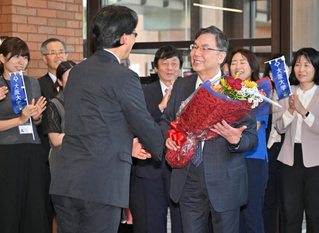 Nobel de Medicina, de excursão pelas montanhas, finalmente fica sabendo de seu prêmio