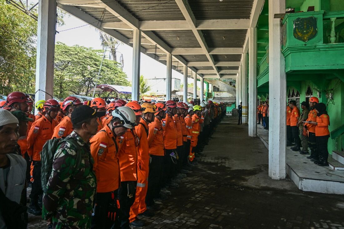Buscas em escola que desabou na Indonésia terminam com 67 mortos