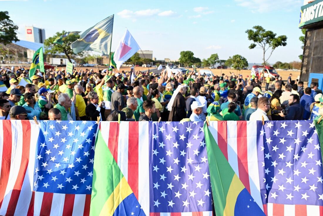 O grupo carregava bandeiras dos Estados Unidos e do Brasil