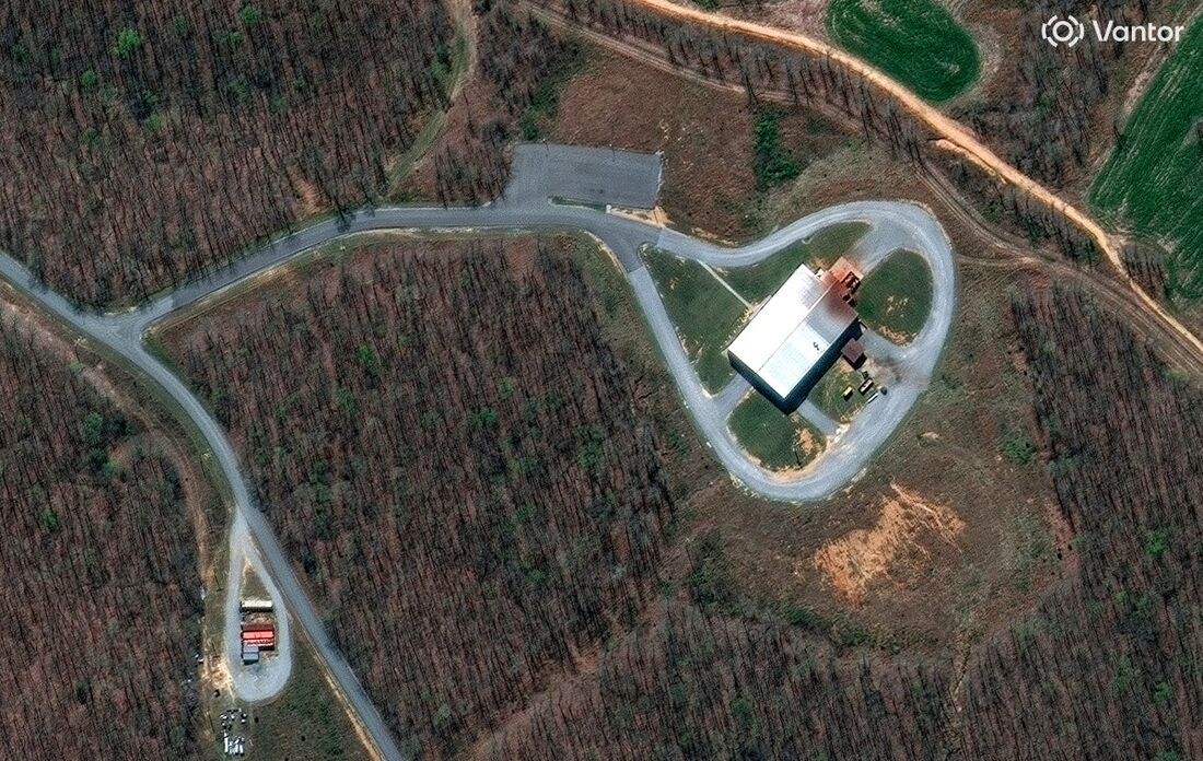 Explosão destruiu um prédio inteiro na fábrica e abalou casas em quilômetros ao redor