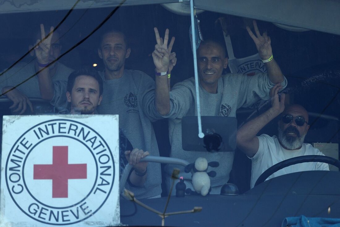 Ônibus com presos palestinos deixam a penitenciária israelense de Ofer