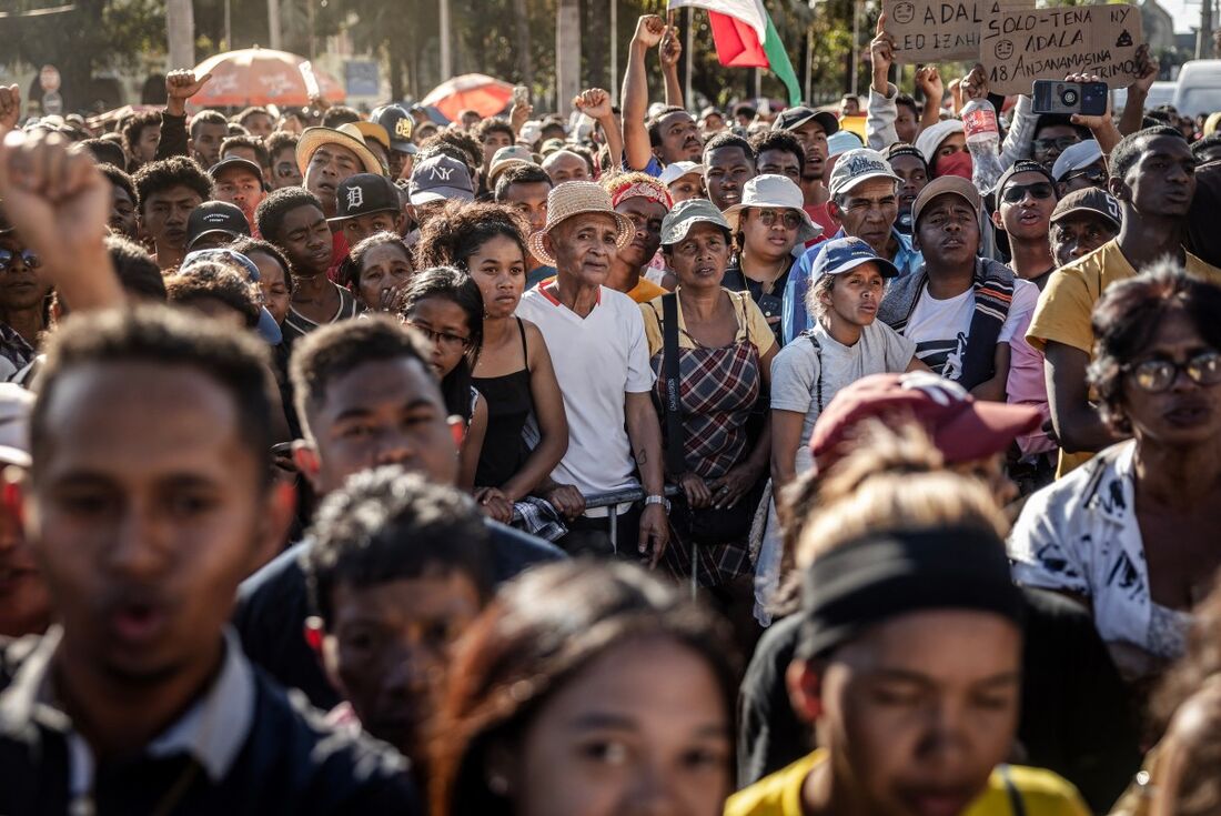 Os protestos em Madagascar se iniciaram após cortes recorrentes de água e energia, mas evoluíram para um movimento mais amplo contra o governo, com queixas sobre corrupção, custo de vida e falta de acesso à educação