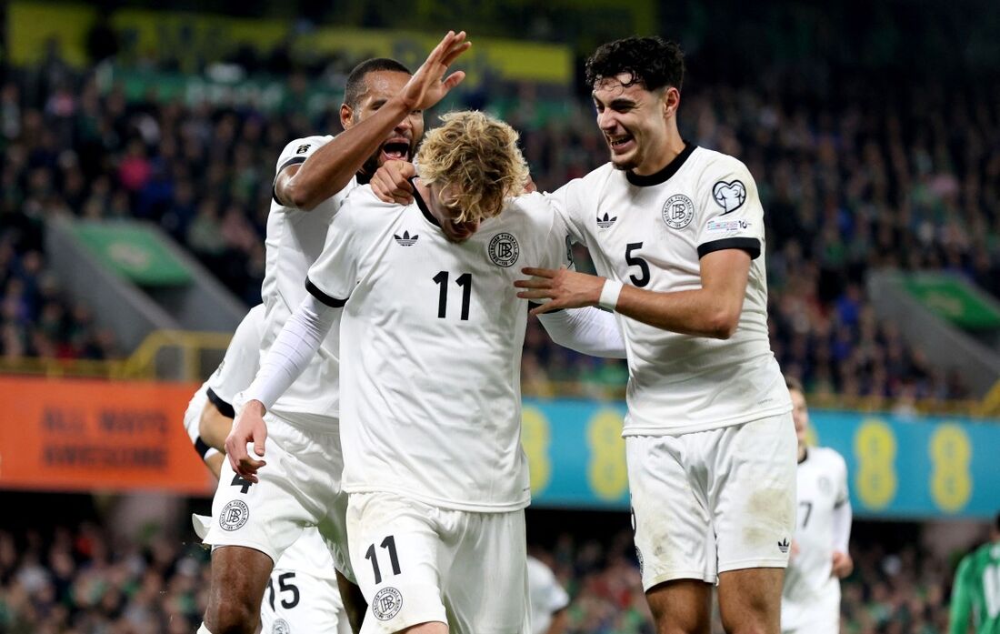 Nick Woltemade é celebrado por companheiros por gol sobre a Irlanda do Norte