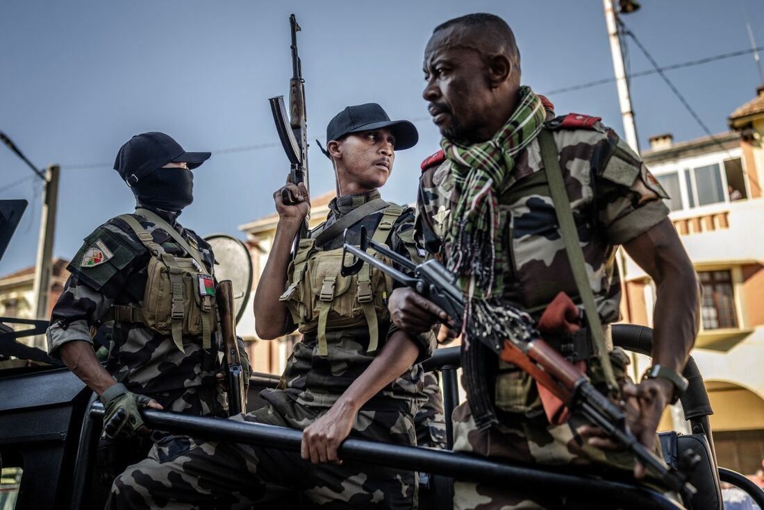 Membros da unidade CAPSAT do Exército de Madagascar monitoram as ruas de veículos blindados enquanto se dirigem ao Palácio Presidencial em Antananarivo, em 14 de outubro de 2025.