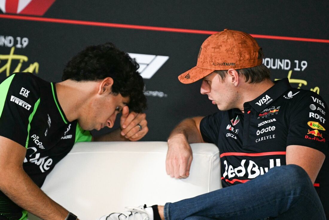 Bortoleto e Verstappen conversam antes de coletiva sobre o GP dos Estados Unidos
