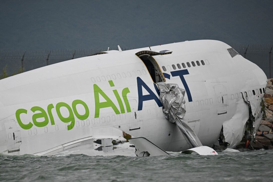 Avião cargueiro cai no mar durante pouso no Aeroporto de Hong Kong