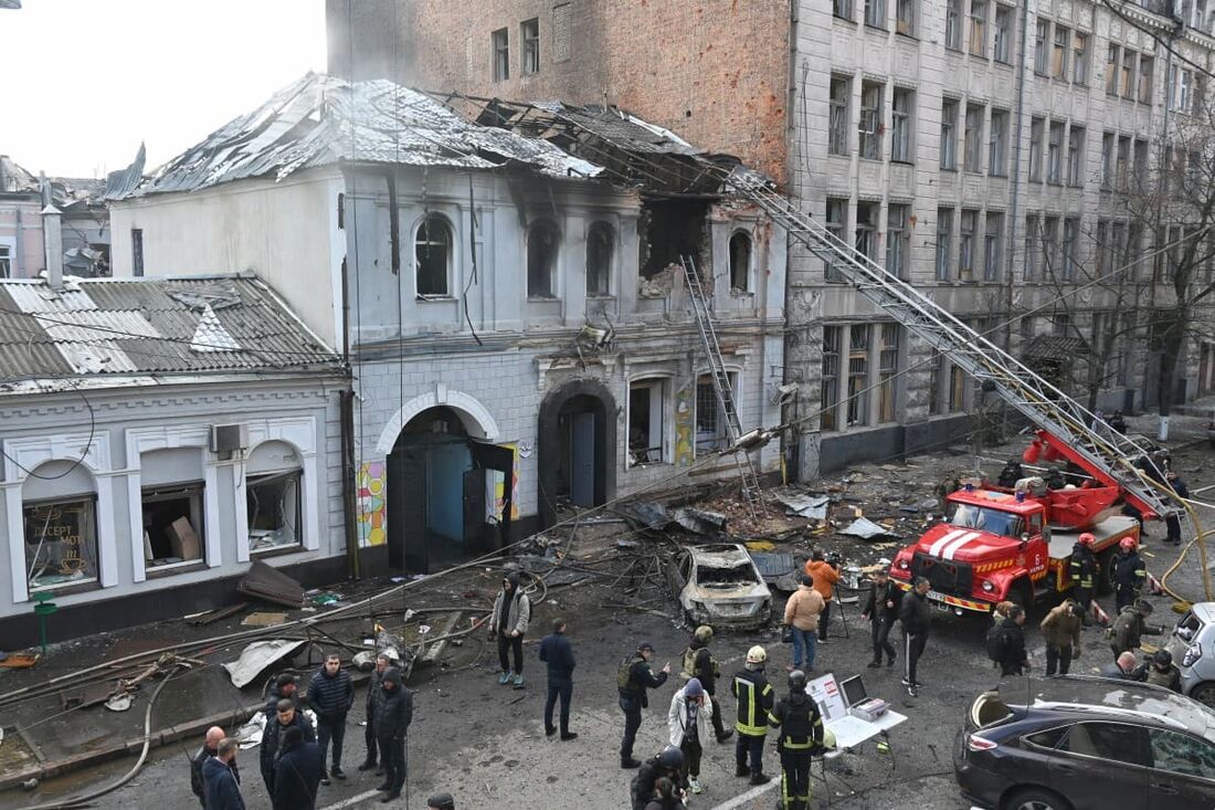 Policiais ucranianos trabalham no local de um ataque de drone que atingiu um jardim de infância em Kharkiv