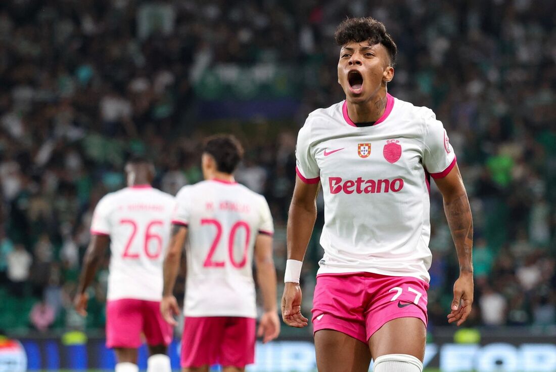 Alisson Santos comemora gol marcado pelo Sporting